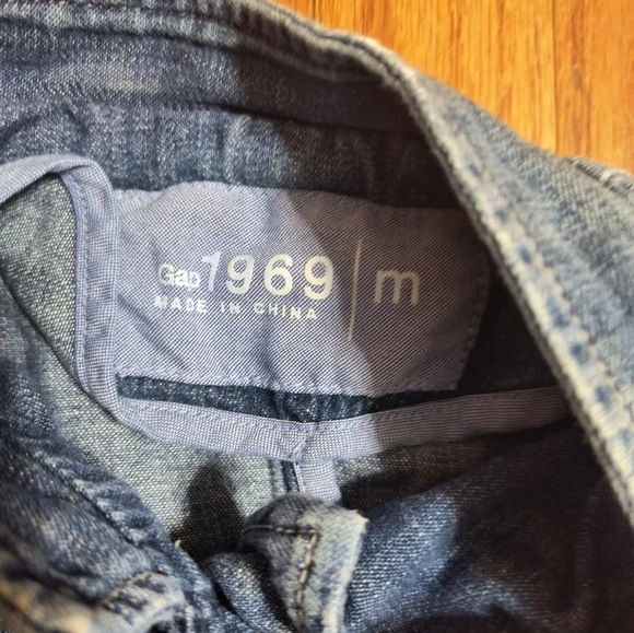 Gap Denim Blue Jean Jacket, Women's Medium, Buttons And Distressed Detail - Picture 2 of 16